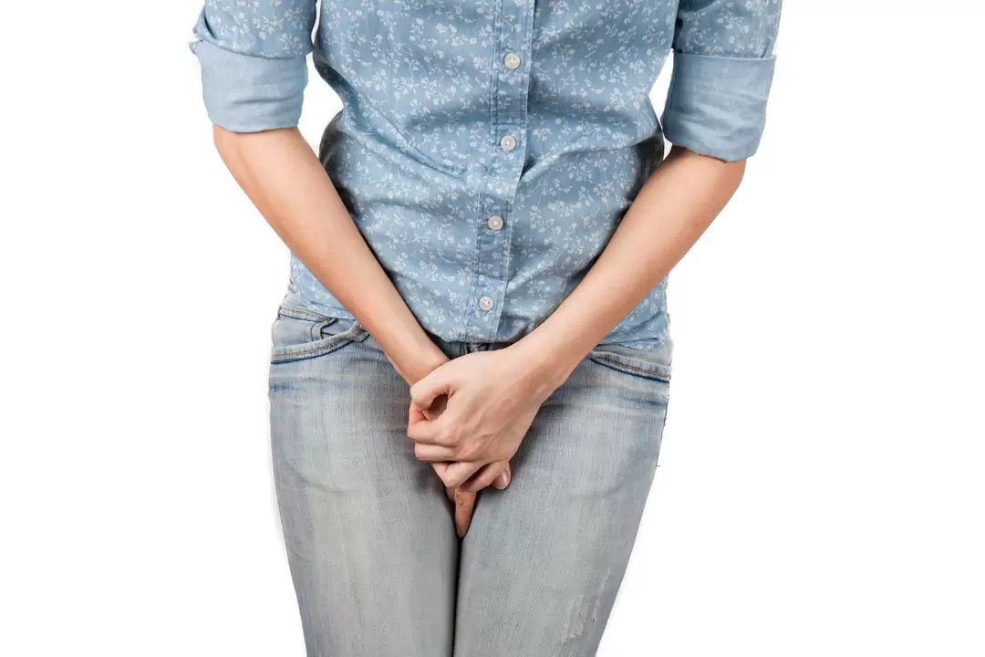 Urinine incontinence and treatment with female capsules